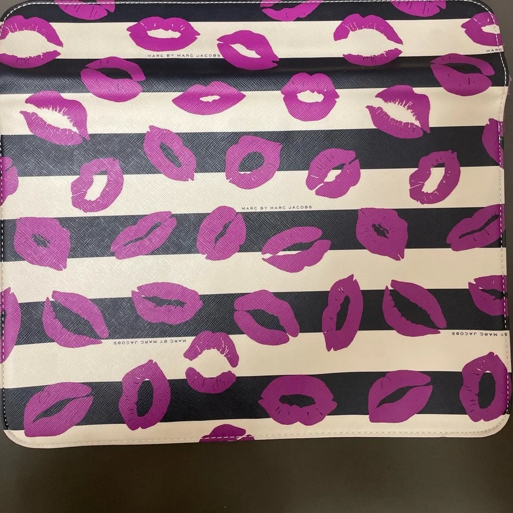 Marc By Marc Jacobs Tablet Kiss Bag